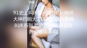   网红脸妹子，白皙大奶红唇，被猥琐头套男推到操逼，女上位无套啪啪暴力打桩花样操逼