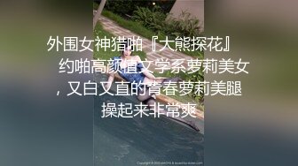  颜值不错的白虎小骚妻开档黑丝诱惑，道具抽插骚穴给大哥舔弄大鸡巴