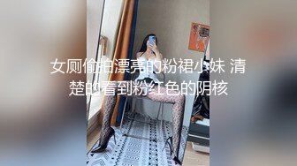 看样子估计是媳妇跟婆婆解闷