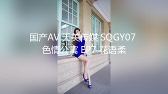 20岁的淘气小少女