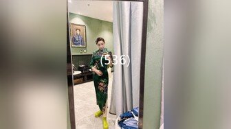 猥琐男酒店偷拍1500元网约的高颜值极品性感援交美女啪啪过程,听声音美女被干哭了,淫叫：好棒,我要,给我吧!