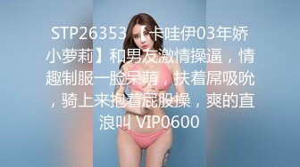 奶茶店女厕白短衫牛仔裤清秀小妹,两片红嫩的微毛鸡冠唇真想蹭蹭