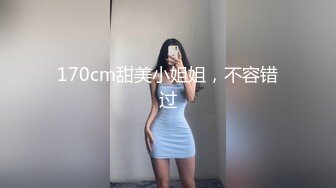 我在桌前看大片，性感女秘书桌底下偷吃大鸡巴！