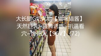 成人电影院艳遇~无法忍受的西装男直接把鸡巴塞进陌生人口中,当众开操