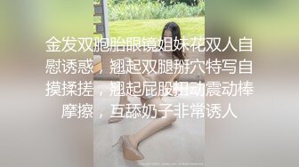 身材不错的妹子就这么裸着身跑到大马路上发疯