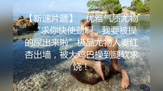 浴缸里搓泡泡小巧玉手握住两只玉物，精心呵护保养，给乳头来回按摩，婴儿般粉透的两只白兔