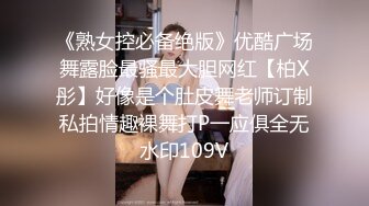 和粉衣牛仔裤妹子激情啪啪，口交舔弄上位骑坐抬腿大力猛操