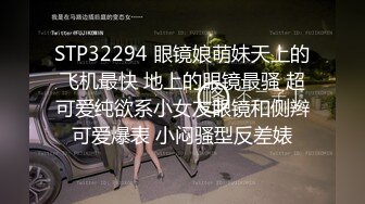 抄底漂亮少妇 旁边儿子这么大了 还穿蕾丝花边黑骚丁 大屁屁真肥