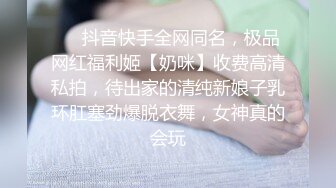 偷拍美女尿尿被发现 裤子都不提 就拿包打我 太凶了跑吧