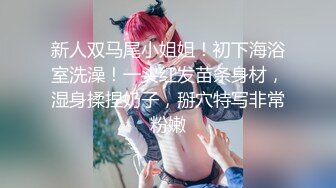 正在图书馆里看书的学长被学妹用脚拨弄着肉棒