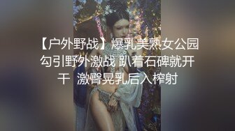 大叔花5000大洋约两女技师双飞，双女一起翘起屁股，隔内裤揉穴磨蹭，浴室三人洗澡，站立后入两个轮番操