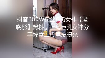 风骚熟女露脸好骚啊，跟小哥床上激情啪啪，后入爆草抽插对着镜头浪叫呻吟，表情好骚主动上位揉捏骚奶子呻吟