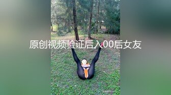 漂亮短发妹子诱人肥逼浴室洗完澡道具自慰，毛毛浓密掰穴特写，震动棒假屌双管齐下，上位骑乘抽插高潮出白浆