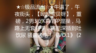 皮肤白嫩屁股挺翘的美女躺在肉棒前馋了就吸允舔吸