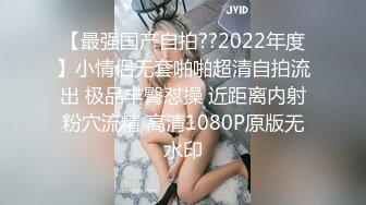 白色床单上的美女