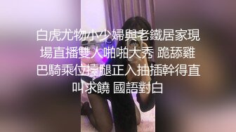 深夜的少妇勾搭小哥互动车震，主动抓着小哥的手揉捏自己的骚奶子，口交大鸡巴，在后排多体位爆草抽插好刺激