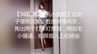 超短包臀白色牛仔裙美女逛街，一路跟拍粉色丁字裤（牛仔裙自带一条很细的内衬）