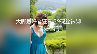 颜值不错的小少妇勾搭上门维修的师傅，给师傅深喉口交大鸡巴主动上位抽插浪荡呻吟，道具抽插骚逼表情好骚