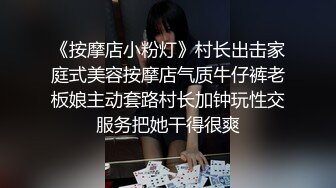 【新片速遞】   伪娘贴贴 清纯泳裝酒店浴室玩3P 被两个小哥哥前后夹击 上下两洞都不闲着 边撸边操很是享受 