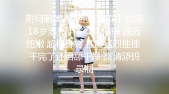   大奶美女化身女王，炮友带项圈鞭子抽打，无毛美穴主动骑坐，长屌进进出出，征服骚逼无套内射