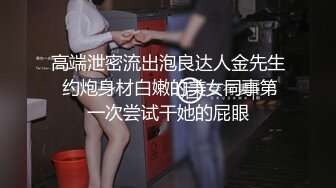   网红脸妹子，白皙大奶红唇，被猥琐头套男推到操逼，女上位无套啪啪暴力打桩花样操逼