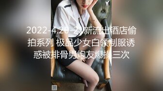 大神潜入高校女厕偷拍 粉红大T恤美女的小黑鲍