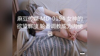  颜值不错粉衣紧身裤小美女，苗条精致萌萌性感，笔直美腿托着翘臀坐在鸡巴上