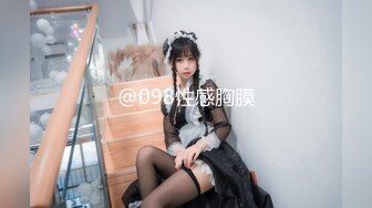  網紅美女近期下海！特別肥唇粉穴！搔首弄姿極品美腿，雙指扣弄騷穴，電動假屌深插