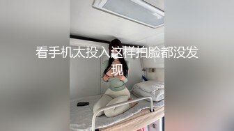 科技都蹲守白色长裙美女皮肤白皙阴毛乌黑,两片肉唇夹着细小的逼洞