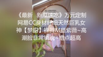  带着眼镜巨乳妹子居家自慰，掰开骚穴给狼友们看看寥寥骚