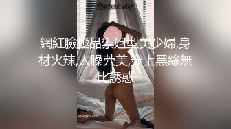 在水里操淫荡小淫虫，满满的精液射入她的口中