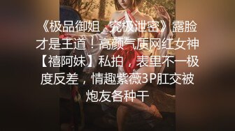 小哥门缝偷窥白白嫩嫩的嫂子洗澡这身材还是相当的不错