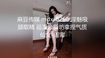 床上的骚男与渣女，露脸4个一起玩耍，一个玩逼一个草嘴，各种道具齐上抽插骚逼玩奶子，另外一个草嘴如草逼有激情