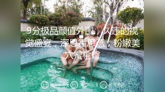 年轻男女再行动精彩的5P大秀，俊男靓女激情啪啪，小骚妹一起舔两个鸡巴，床上爆草抽插各种玩弄，道具手抠