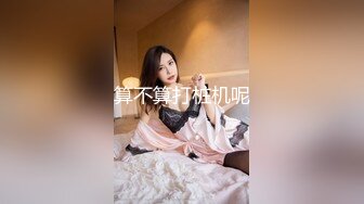   大红唇新人骚女被两大汉3P，白丝袜丁字裤，翘起屁股看穴，两根JB轮流舔，骑乘上下一起插