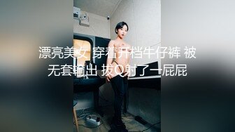  写字楼女厕穿情趣透明内黄发小骚妹来回掏弄丰挺的胸部真想帮忙