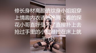 韵味阿姨带着女儿一起上厕所，阿姨还来着姨妈 嘘嘘的尿液流淌着姨妈血