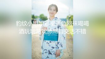 大神潜入办公楼近距离偷窥美女同事的大肥，鲍