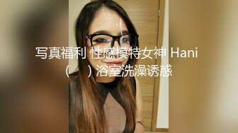 熟女人妻在家撅着大白屁屁被无套后入内射