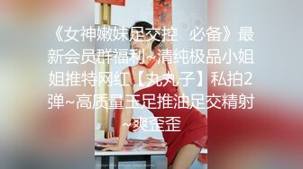 最新购买分享厕拍大神潜入商场女厕全景偷拍几个丝袜高跟美女尿尿蓝色制服美女包包还挂了一条钥匙干啥的