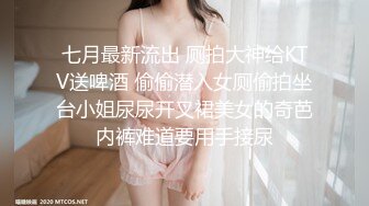   外表清纯短发18学生妹为赚钱拍摄，娇小身材无毛嫩穴，抱在身上扣穴