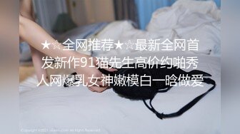  很OK的小女人全程露脸撩骚狼友，听指挥去玩弄哥哥的大鸡巴，冲洗干净舔鸡巴舔蛋