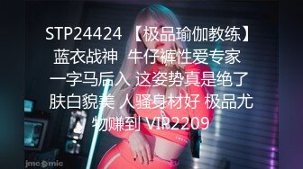 UR级！极品美女逛超市撅屁股被CD骚丁  眼镜长裙少妇独自吃小吃。正经的长相却穿了透明骚窄内