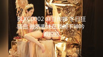 公園裏豪放騎木馬的美少婦,白內內全走光了