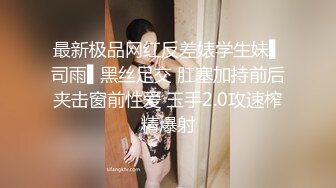 这个人妖小姐姐风情好撩人 网袜大长腿黑丝内裤楚楚动人吞吐吸吮肉棒太爽了很忙碌还有自己的鸡巴要揉捏