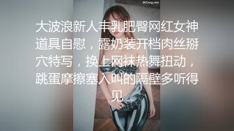 福州大学大三学妹__王梓茜__被金主调教成母狗，扎双马尾跪在地上着舔脚，人美逼也美！