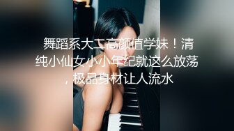 商场厕所全景偷拍爱玩手机的美女导购 人美逼漂亮