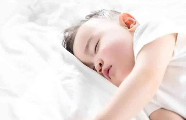 婴儿的5个错误睡眠习惯损害了他们的发展